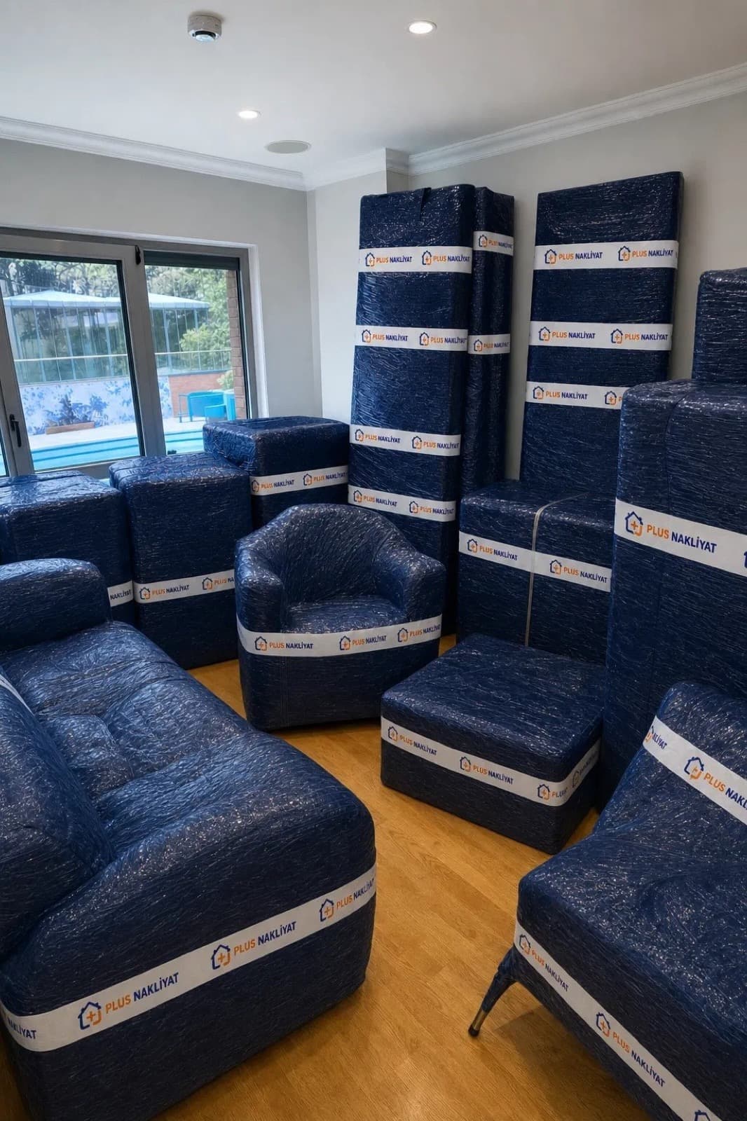 Kırılgan eşya paketleme — balonlu naylon ve koruyucu malzeme detayı
