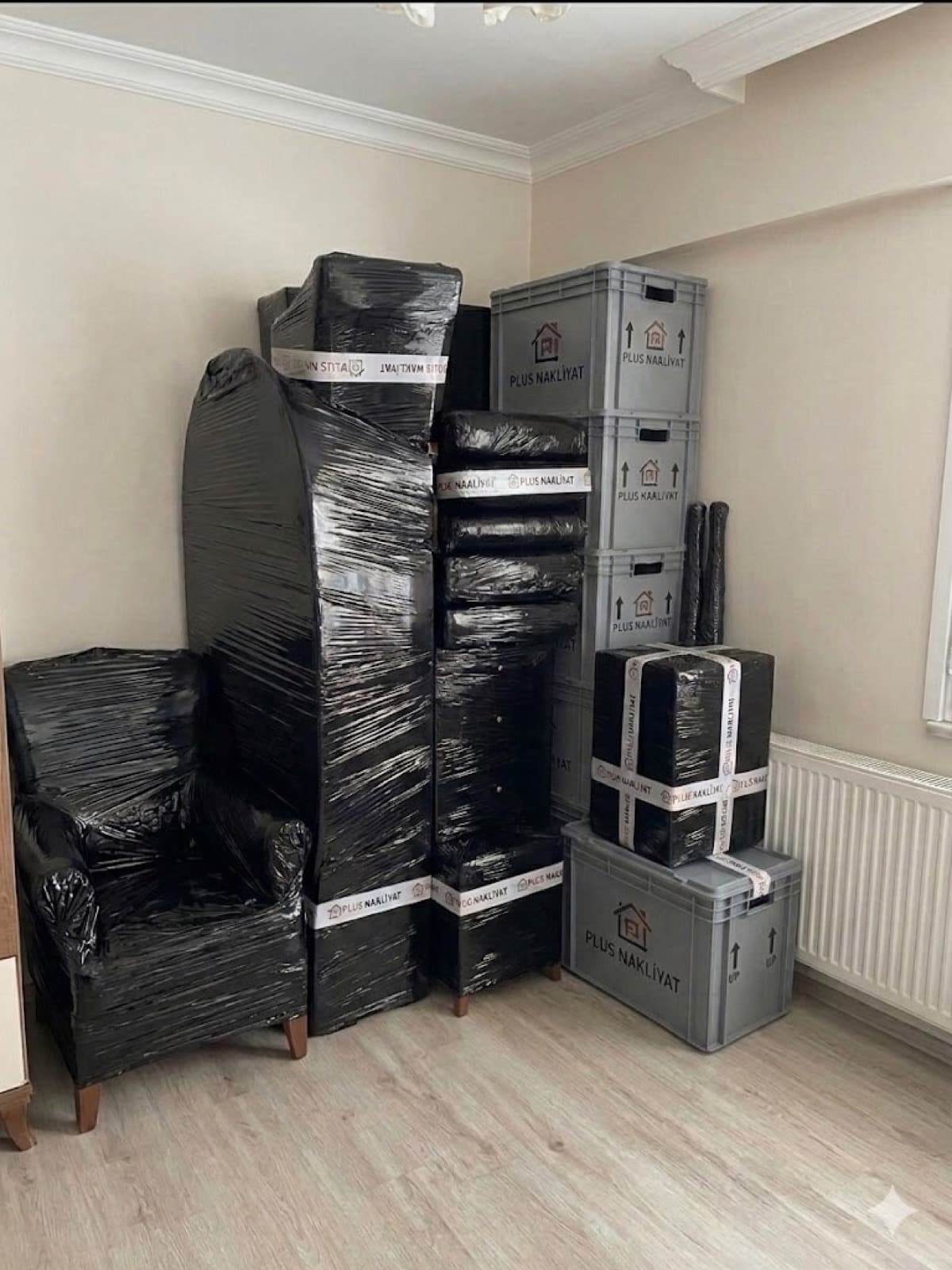 Öğrenci evi taşınma — ekip kolileri paketliyor