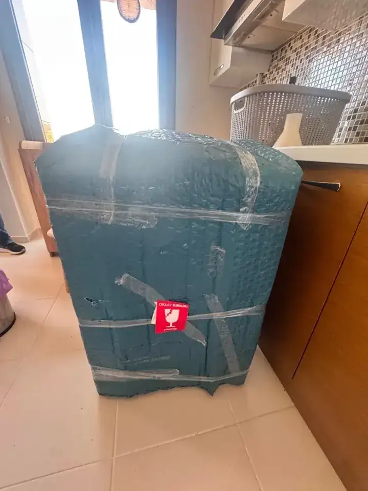 Mavi ambalajla sarılmış koltuk