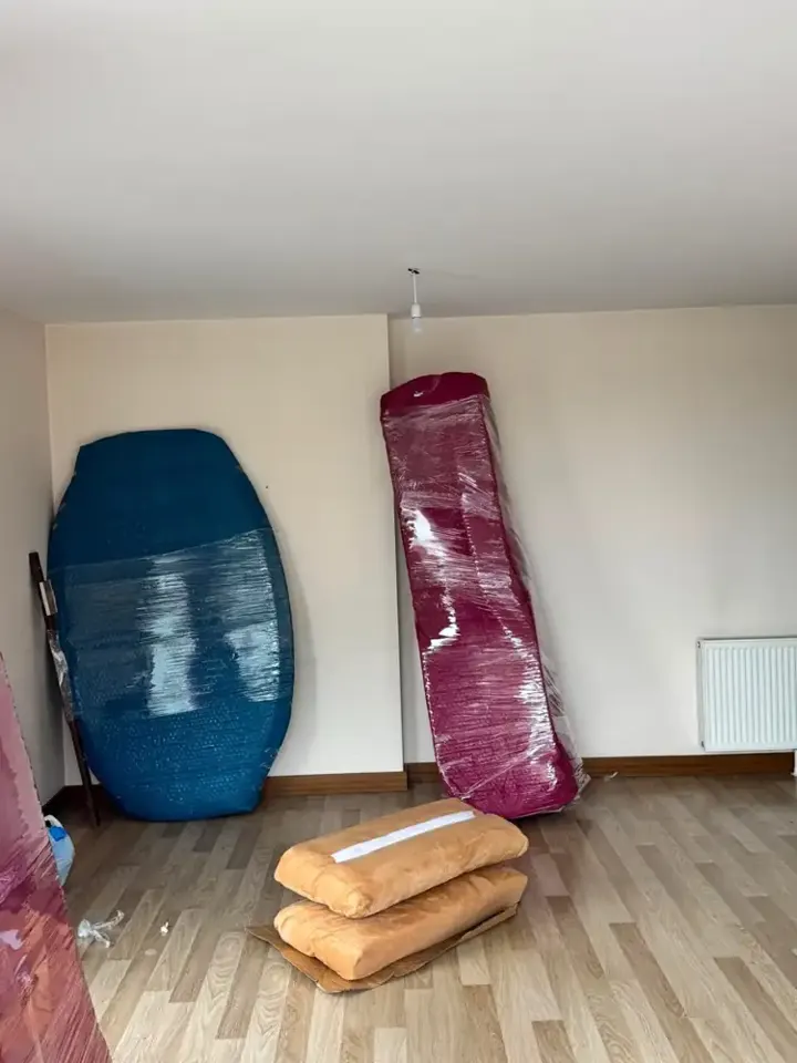 Odada mavi ve pembe ambalajlı eşyalar