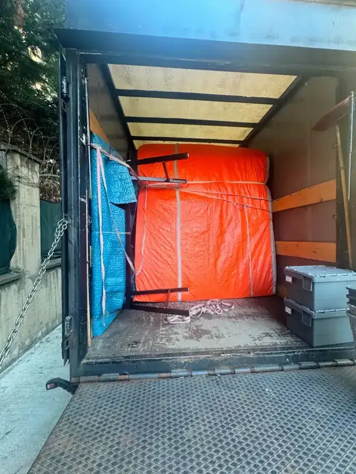Taşıma aracında turuncu ve mavi ambalajlı eşyalar