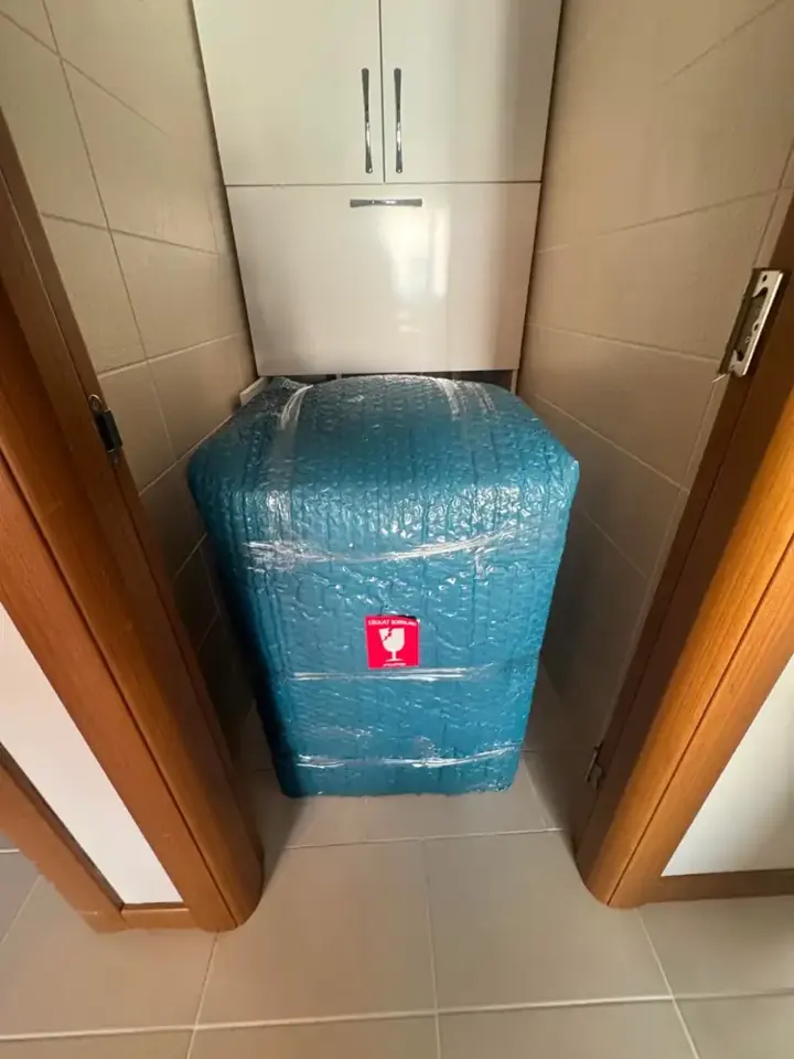 Koridorda mavi ambalajlı koltuk — Nakliyat Plus gerçek iş arşivi
