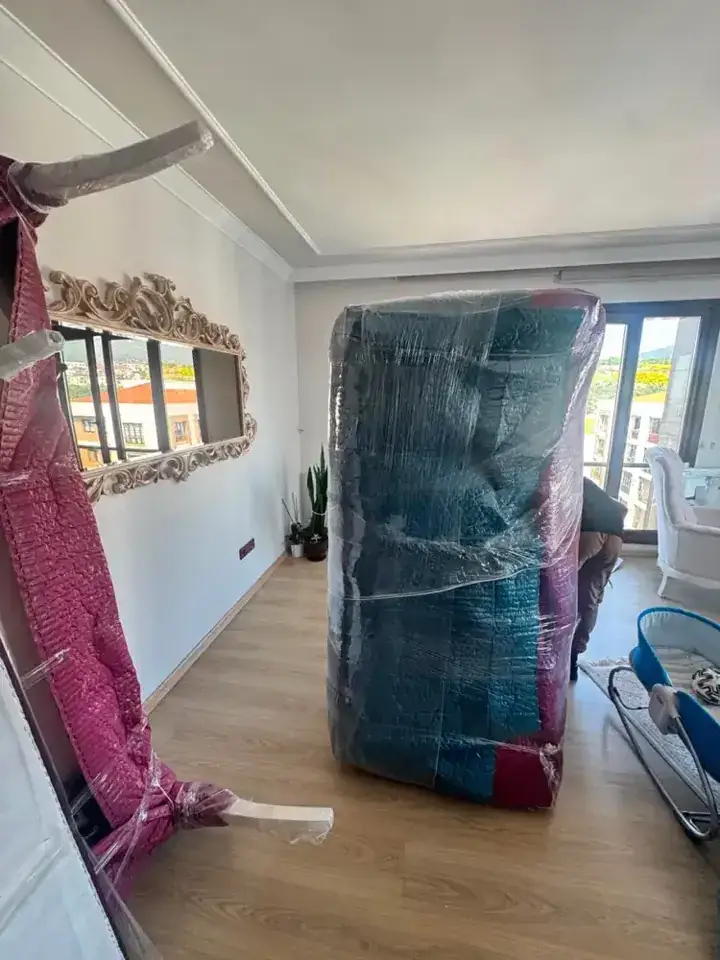 Odada mavi ve pembe ambalajlı büyük mobilyalar