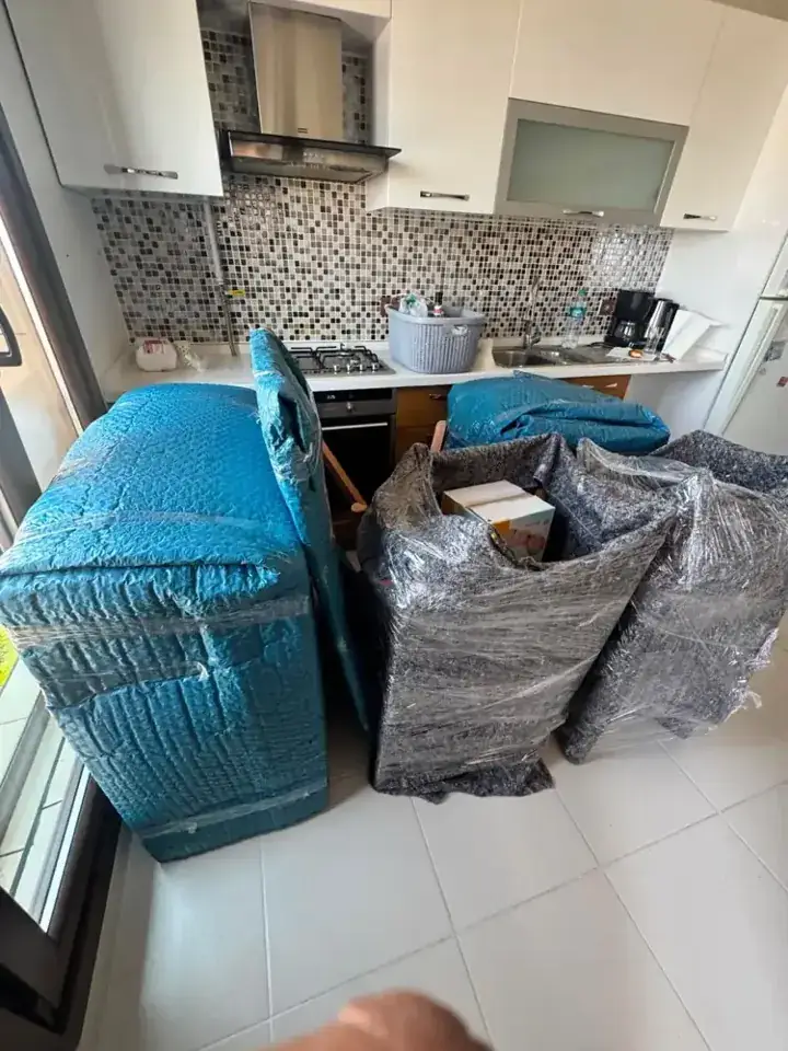 Mutfak önünde paketlenen koltuk ve ev eşyaları