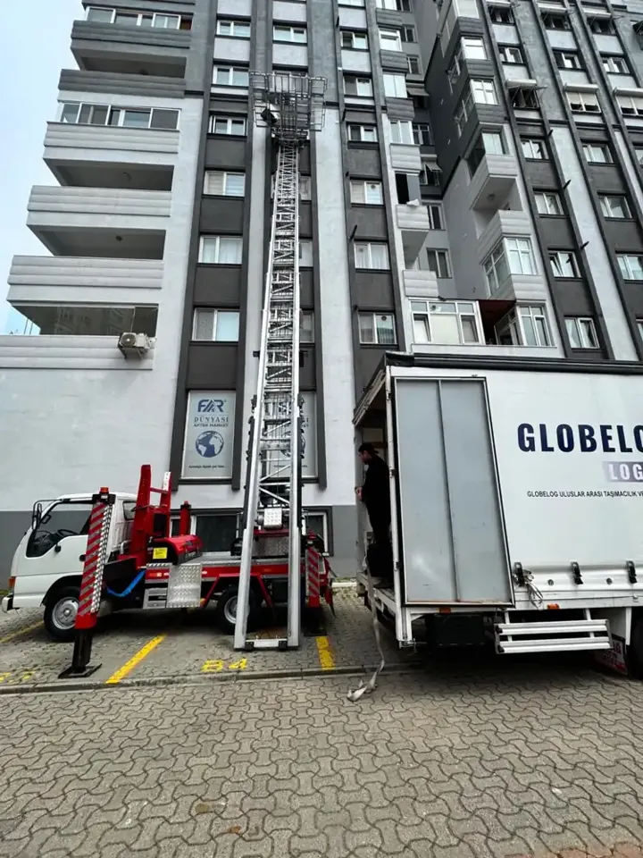 Apartman cephesine uzanan taşıma asansörü ve araç