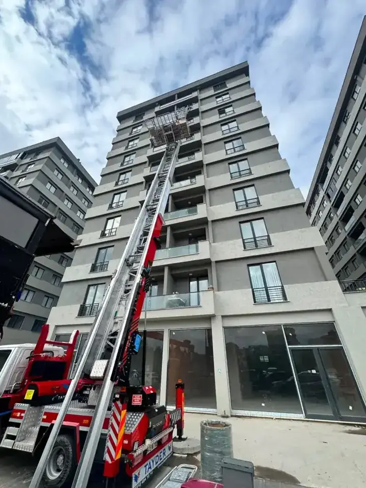 Apartman cephesinde dış cephe taşıma asansörü — Nakliyat Plus gerçek iş arşivi