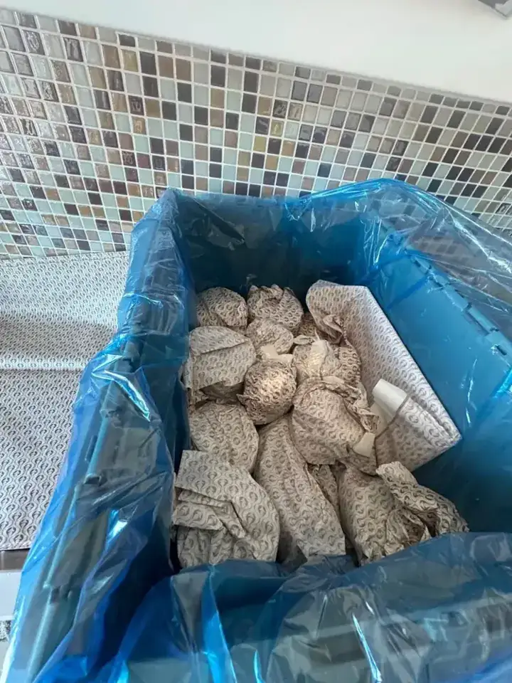 Mavi koruyucu malzeme içindeki paketlenmiş mutfak eşyaları — Nakliyat Plus gerçek iş arşivi