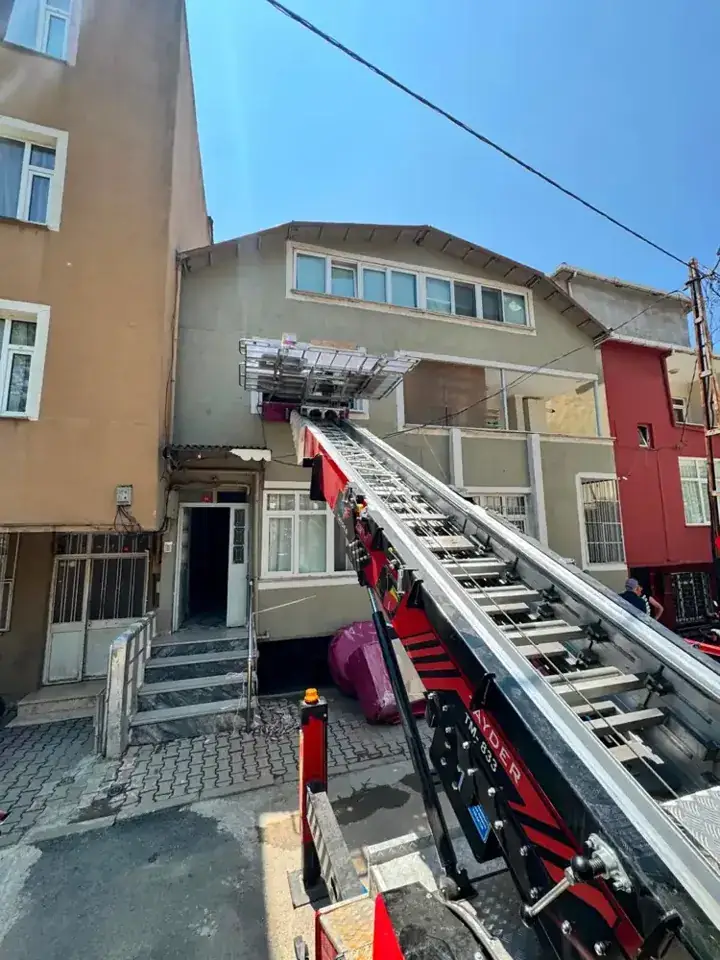 Bina cephesine uzanan taşıma asansörü — Nakliyat Plus gerçek iş arşivi