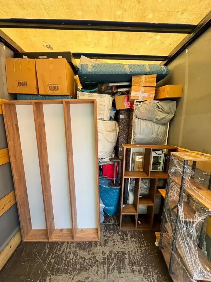 Taşıma aracında mobilya ve koliler
