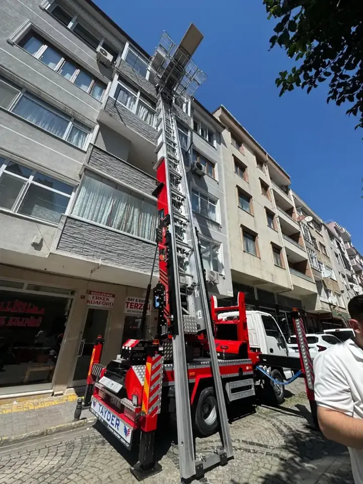 Apartman cephesine uzanan taşıma asansörü